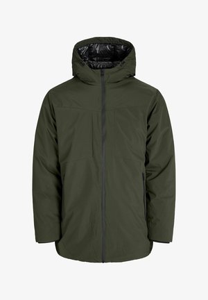 Olīvu zaļa izolēta jaka ar kapuci, ar priekšējo rāvējslēdzēju, divām lielām krūšu kabatām un sānu rāvējslēdzēja kabatām. Gluda ārējā tekstūra.