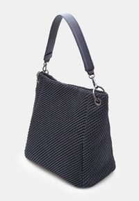 Fekete textúrájú kézitáska szőtt mintázattal, sima bőr pánttal és ezüst hardware kiegészítőkkel. A kúpos forma növeli a táska struktúráját.