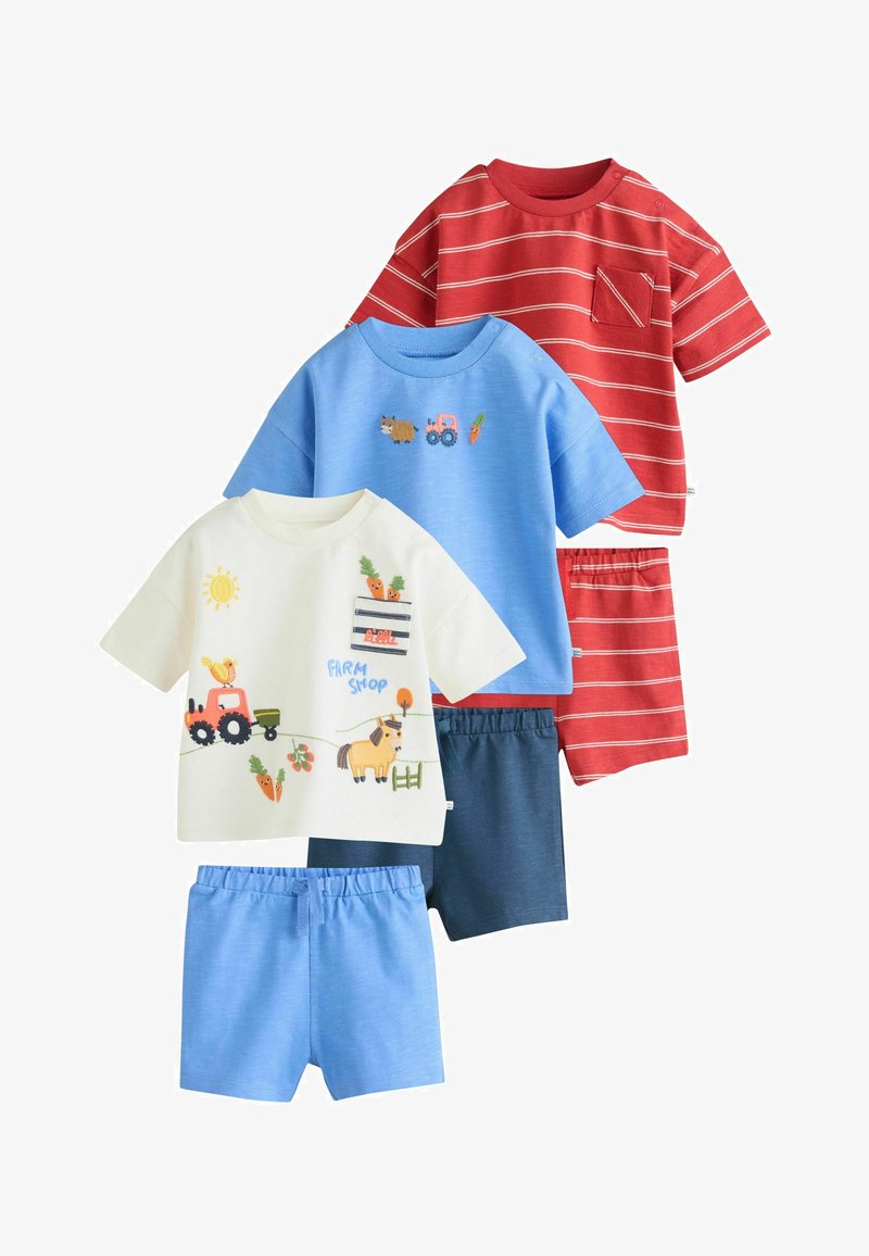 Trois ensembles pour enfants composés de hauts à manches courtes et de shorts : rayé rouge, bleu avec des icônes de ferme, et blanc avec des illustrations de ferme et le texte « Farm Shop ».