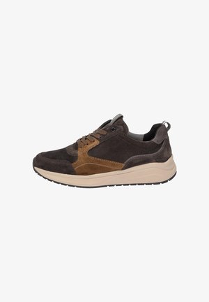 Braune Wildledersneaker mit einem tanfarbenen Akzent, ausgestattet mit einem Schnürdesign, gepolstertem Kragen und einer strukturierten Gummisohle für besseren Grip.