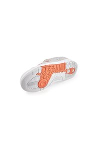 Witte sneaker met een grijze bovenkant, uitgerust met een oranje rubberen buitenzool met gedetailleerde grippatronen en een cirkelvormige accent.