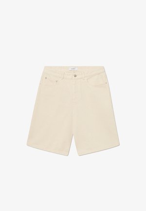 Beige denimshorts med rett snitt, fem lommer og et merke på midjebåndet. Har knapp og glidelås lukking.