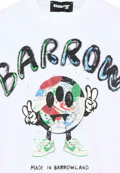 Kreskówkowa glob z wzorem butów, uśmiechający się z kłami, pokazujący znaki pokoju, zielone i białe trampki, tekst "BARROW" u góry i "Made in Barrowland" poniżej.