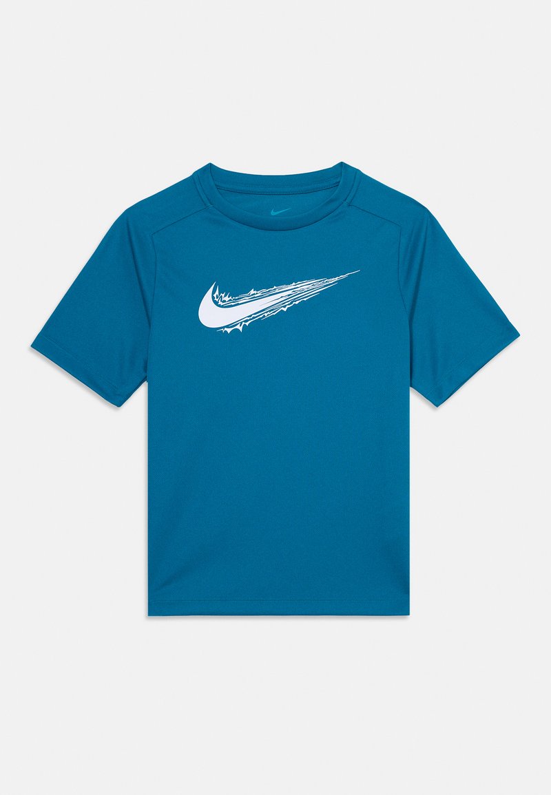 Camiseta atlética de manga corta azul con un logotipo en forma de swoosh de Nike en blanco en el pecho.