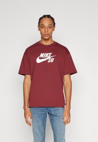 Nike SB TEE LOGO - Apdrukāts T-krekls - dark team red