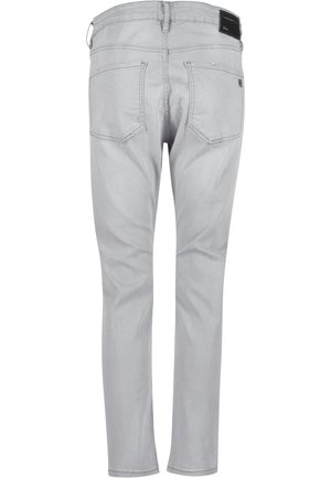 Jeans en denim gris clair avec une coupe slim, cinq poches, passants de ceinture et une étiquette de marque sur la taille arrière. Texture lisse.
