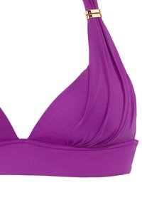 Violetti bikinitoppi, jossa on kolmion muotoiset kupit, valmistettu sileästä kankaasta. Sisältää poimuttamisen yksityiskohdan ja kultasävytteisen yksityiskohdan hihnassa.