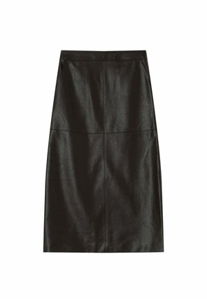 Gonna nera in pelle con una texture liscia e sleek e un design a quattro pannelli. Presenta una silhouette aderente e una vita nascosta.