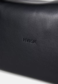 HVISK NOTE SOFT STRUCTURE - Håndtasker - black