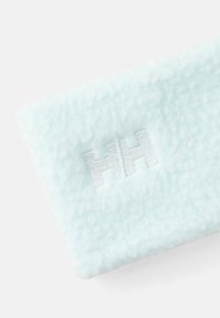 Luddig myntgrön hårband med en mjuk textur, med broderad "HH"-logotyp i ljusare tråd på framsidan.