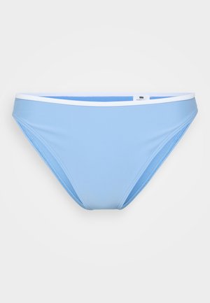 Világoskék bikini alsó fehér díszítéssel. Sima textúrájával és klasszikus szabásával rendelkezik. Úszáshoz vagy strandoláshoz alkalmas.