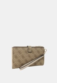 Portafoglio marrone con chiusura a zip, motivo in rilievo, tracolla staccabile e dettagli in metallo. Materiale sintetico testurizzato.