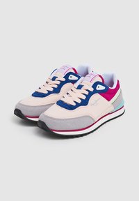 Zapatillas deportivas con un upper en tonos rosa y marino, acentos de ante gris, detalles azules y una suela rayada con colores pastel.