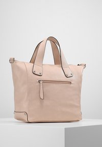 Różowa torba typu tote z podwójnymi uchwytami od góry, srebrnymi okuciami i przednią kieszenią na suwak. Gładka faktura z ozdobnym przeszyciem wzdłuż krawędzi.