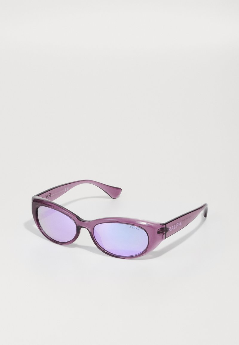 Occhiali da sole viola, traslucidi, con lenti sfumate, forma leggermente ovale e aste sottili con logo. Design minimalista e texture leggera.