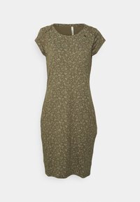 Oliwkowa sukienka o dopasowanej sylwetce, krótkich rękawach i kwiatowym wzorze w jasnym beżu, z niewielkim dekoracyjnym akcentem na ramieniu.