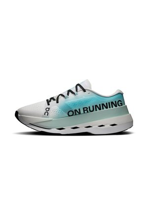 Hellblauer und weißer Laufschuh mit schwarzen Schnürsenkeln, dicker Sohle und "ON RUNNING" auf der Seite gedruckt.
