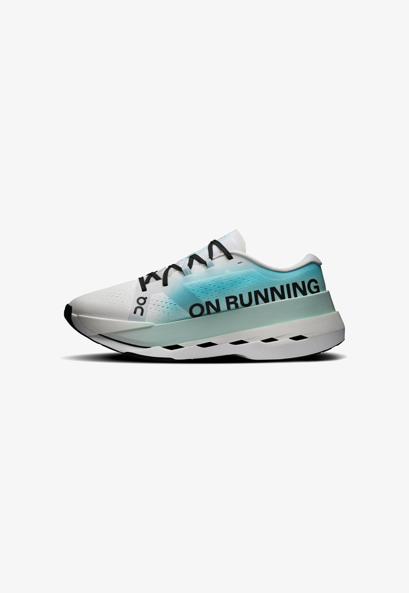 Chaussure de course bleu clair et blanche avec des lacets noirs, une semelle épaisse et "ON RUNNING" imprimé sur le côté.