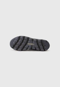 Súťažné turistické topánky Merrell, so robustnou, texturovanou čiernou gumovou podrážkou s hlbokými drážkami pre priľnavosť a zlatým logom.