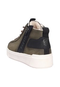 Scarpa alta in suede verde con dettagli neri, suola in gomma bianca e chiusura con zip, dotata di una morbida fodera interna.
