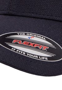 Must värvi Flexfit müts, millel on ümmargune logotempel koos tekstiga. Materjal on tekstuuriga, struktuurse kuju ja kumer äärega.