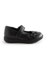 Czarne skórzane buty typu Mary Jane z paskiem, ozdobione trzema motylkami na przodzie oraz niską gumową podeszwą.