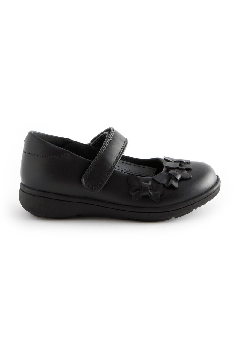 Czarne skórzane buty typu Mary Jane z paskiem, ozdobione trzema motylkami na przodzie oraz niską gumową podeszwą.