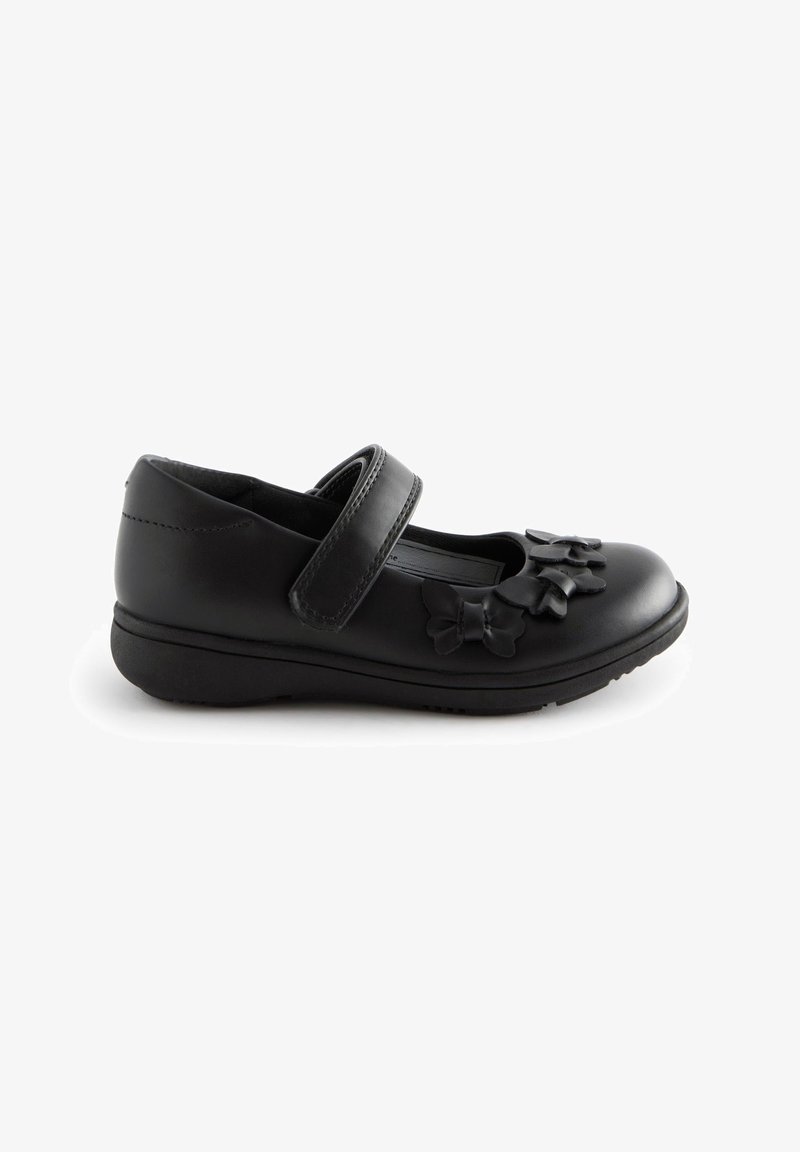 Czarne skórzane buty typu Mary Jane z paskiem, ozdobione trzema motylkami na przodzie oraz niską gumową podeszwą.