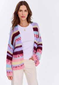 Wielokolorowy sweter kardigan z długimi rękawami, z paskami w kolorach różowym, niebieskim i bordowym. Miękka tekstura i żywe detale wzoru.