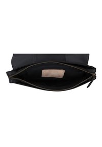 Borsa di pelle nera con zip aperta che mostra un'etichetta beige all'interno e una tasca interna in tessuto nero.