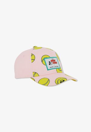 Casquette de baseball rose avec un motif de balles de tennis jaunes ; elle comporte un écusson rectangulaire avec le logo "Mickey Mouse x Marc Jacobs" sur le devant.
