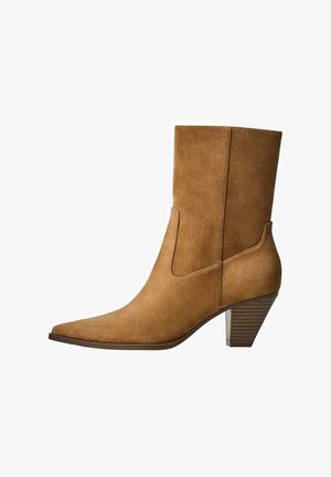 Tan-farbenes Wildleder-Ankle-Boot mit spitzem Zehenbereich, niedrigem Blockabsatz und seitlichen Nahtdetails. Glatte Textur mit klarem, minimalistischem Design.