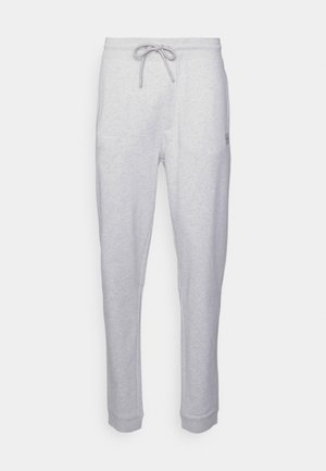 Jasnoszare spodnie dresowe z elastycznym pasem, regulowanym sznurkiem, bocznymi kieszeniami i ściągaczami przy kostkach, przedstawione na białym tle.