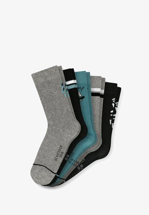 Fünf Paar Socken in unterschiedlichen Farben: grau, blaugrün, schwarz und mit gemusterten Designs. Die Materialien scheinen gestrickt zu sein, mit geripptem Texture und kontrastierenden Akzenten.