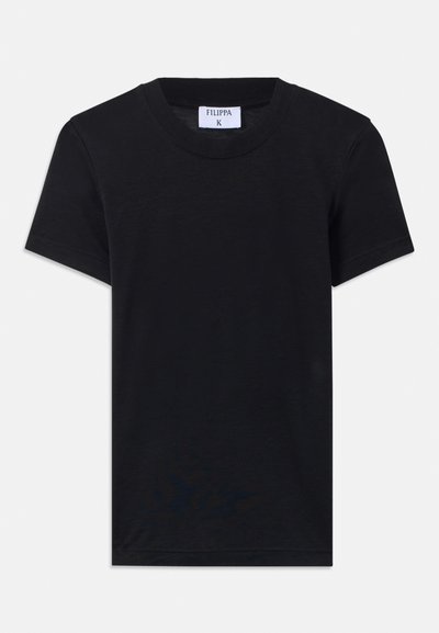 Tricou din bumbac negru, cu guler rotund, mâneci scurte și croială relaxată. Eticheta spune "FILIPPA K" la guler.