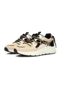 Un paio di sneaker beige e nere con accenti a stampa animale, suole bianche spesse e lacci a fantasia, posizionate affiancate su uno sfondo bianco.