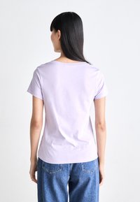 Calvin Klein Jeans MONOLOGO V NECK TEE - Print T-shirt - lilac