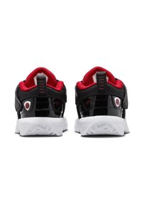 Czarne lakierowane sneakersy z czerwonymi tekstylnymi akcentami, białą gumową podeszwą, logiem na pięcie i zapięciem na rzep.