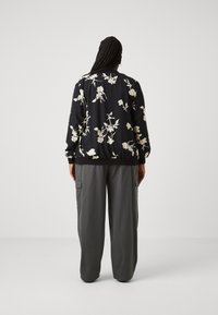 Vero Moda Curve VMNEWHALLIE - Bomber Jacket - black/paya