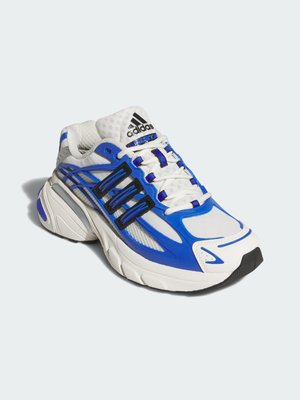 Biało-niebieski sneaker Adidas z czarnymi paskami, siateczkową tkaniną i grubą podeszwą, pokazany pod lekkim kątem na jasnym tle.