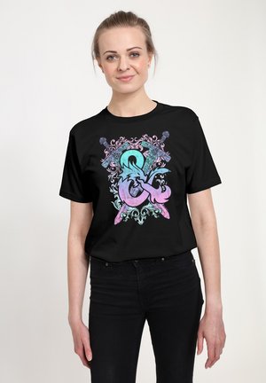 Sort bomulds t-shirt med et farverigt, indviklet grafisk design af sværd og abstrakte former i blå og pink nuancer.