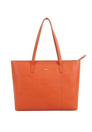Oranje leren shopper met twee lange handvatten, een klein metalen visembleem aan de voorkant en een ritssluiting bovenaan.