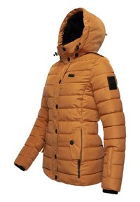 Oranje gewatteerde jas met een capuchon, voorzien van zwarte accenten, knopen aan de voorkant, ritszakken en een gestructureerde binnenvoering.