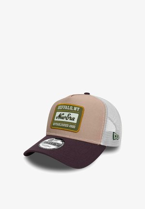 Trucker-Cap mit beigefarbenem Vorderteil, lila Schild und weißem Netzrücken. Mit einem grünen, bestickten Aufnäher mit Text. Verstellbarer Riemen auf der Rückseite.