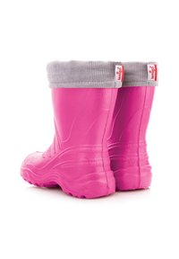 Różowe gumowe kalosze z teksturowaną powierzchnią i szarym wykończeniem z korduroyu na mankiecie. Posiadają solidną konstrukcję i podniesiony wzór podeszwy.