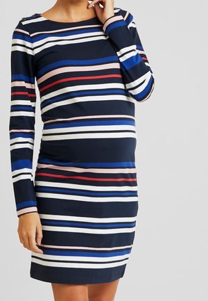 Gestreepte zwangerschapsjurk in marineblauwe, witte en rode tinten. Lange mouwen, ronde halslijn, met knoopdetail op de schouder. Soepele stof.