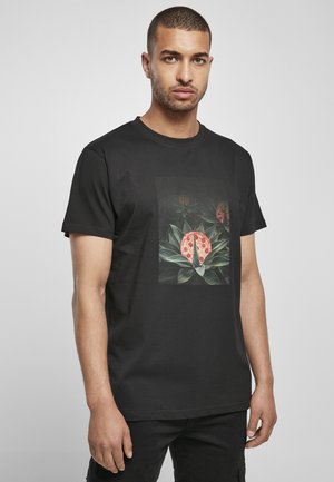 Sort bomulds t-shirt med en central grafik af et rødt og grønt blomsterdesign, med rund halsudskæring og korte ærmer.