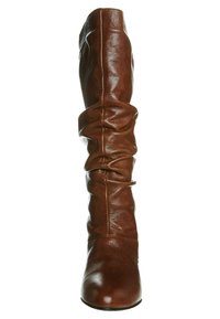 Botte en cuir marron montant avec un design épuré et décontracté. Texture lisse, bout rond et un léger éclat. Accents minimaux.