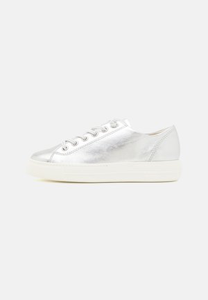 Silberner metallischer Sneaker mit glatter Textur, abgerundetem Zehenbereich, weißer Gummisohle und standardmäßigem Schnürdesign.