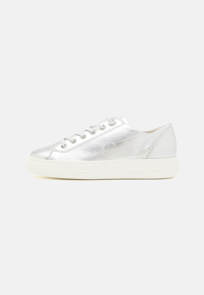 Ezüst fémes sportcipő sima textúrával, kerek orral, fehér gumi talppal és standard fűzős kialakítással.